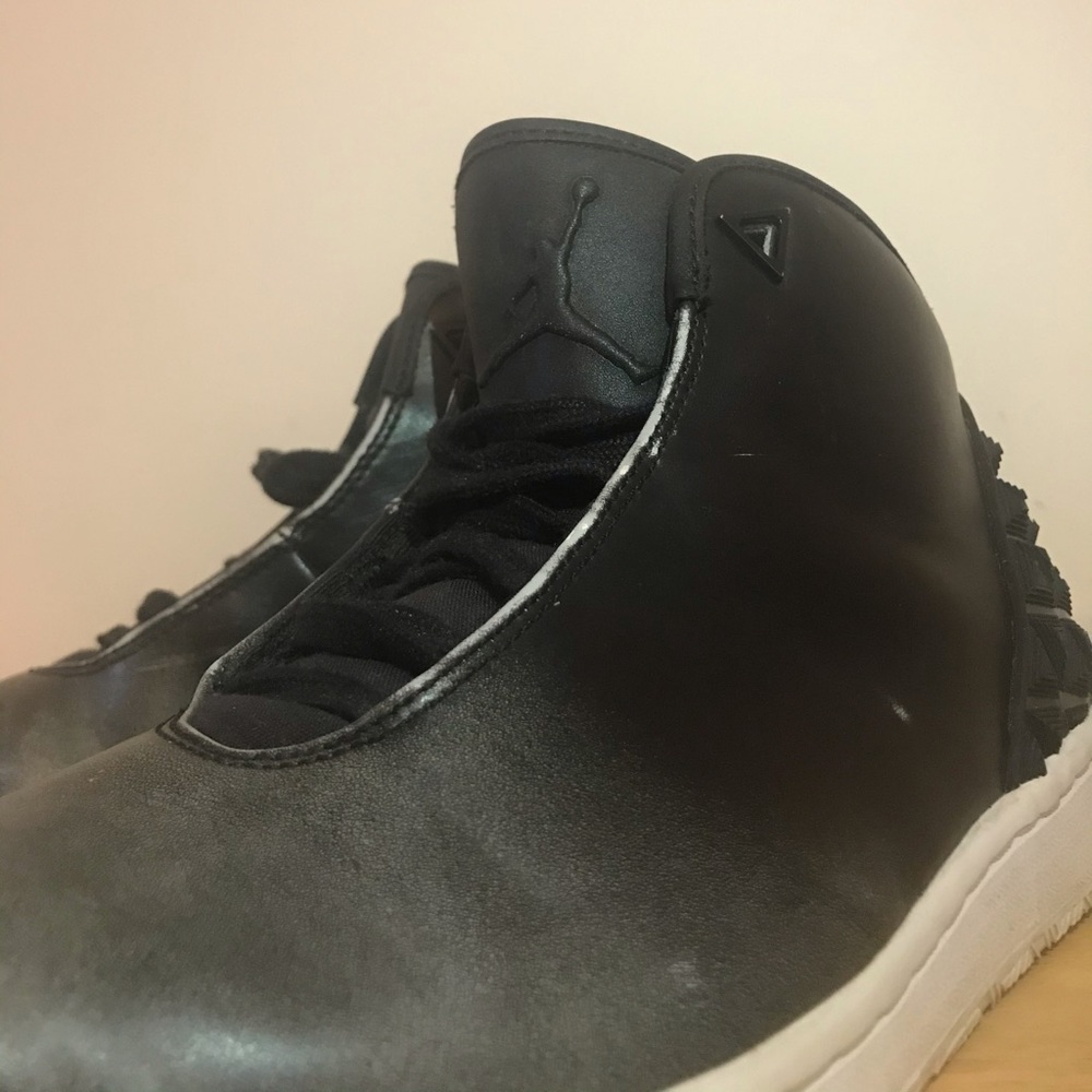 I’m selling a pair of Jordan shoes.